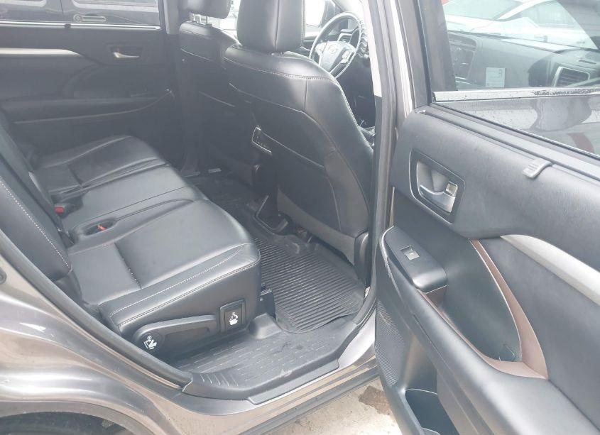 Photo 8 of 2018 Toyota Highlander XLE (VIN 5TDJZRFH6JS552676)