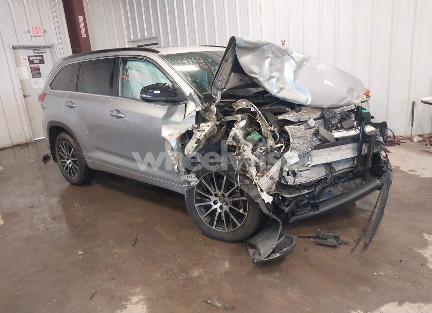 2018 Toyota Highlander SE (VIN 5TDJZRFH6JS843646) main photo