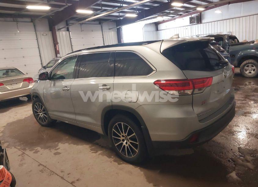 Photo 14 of 2018 Toyota Highlander SE (VIN 5TDJZRFH6JS843646)