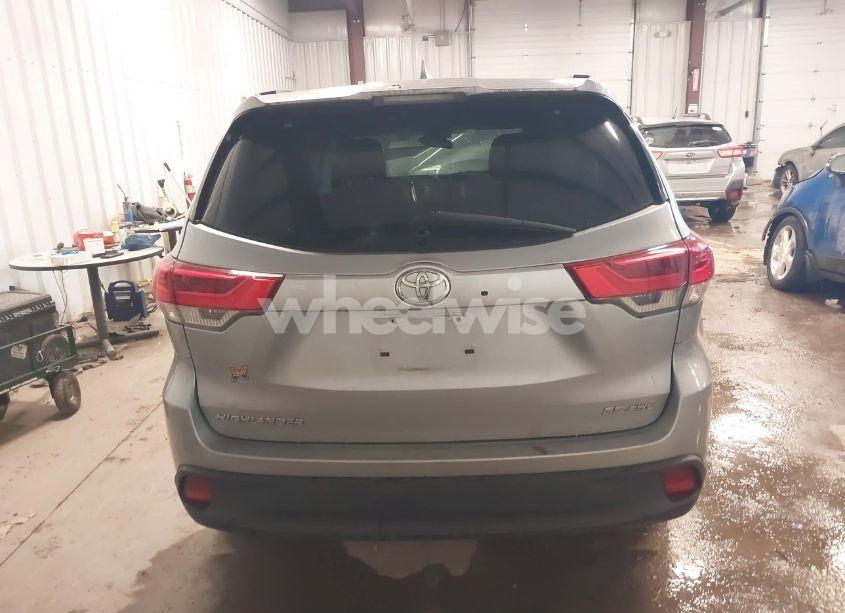 Photo 16 of 2018 Toyota Highlander SE (VIN 5TDJZRFH6JS843646)