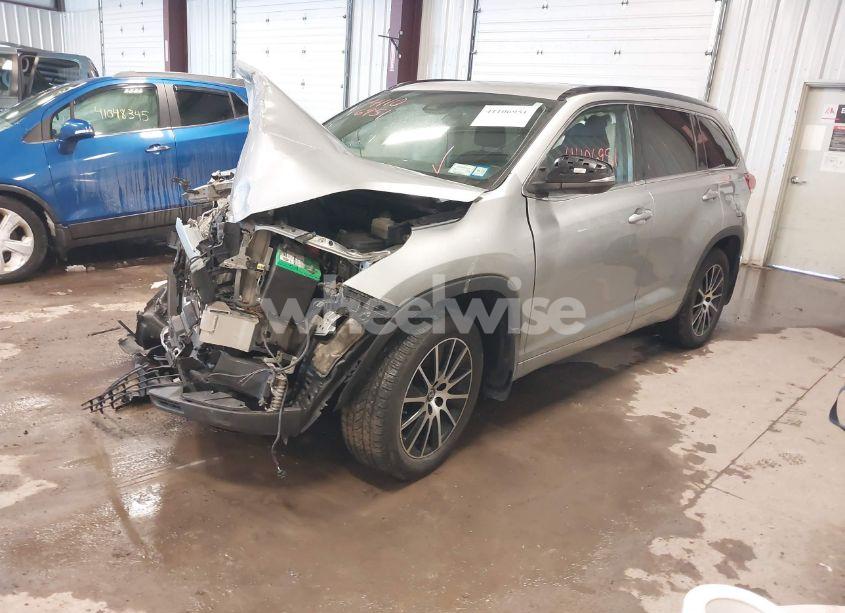Photo 2 of 2018 Toyota Highlander SE (VIN 5TDJZRFH6JS843646)