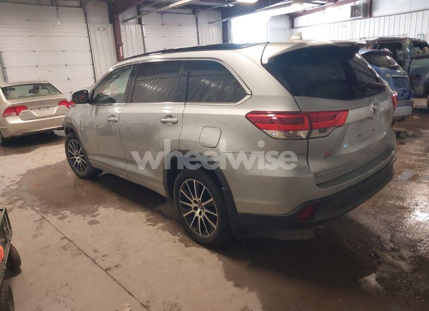 Photo 3 of 2018 Toyota Highlander SE (VIN 5TDJZRFH6JS843646)