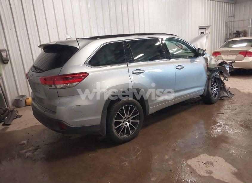 Photo 4 of 2018 Toyota Highlander SE (VIN 5TDJZRFH6JS843646)