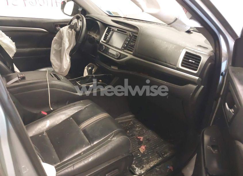 Photo 5 of 2018 Toyota Highlander SE (VIN 5TDJZRFH6JS843646)