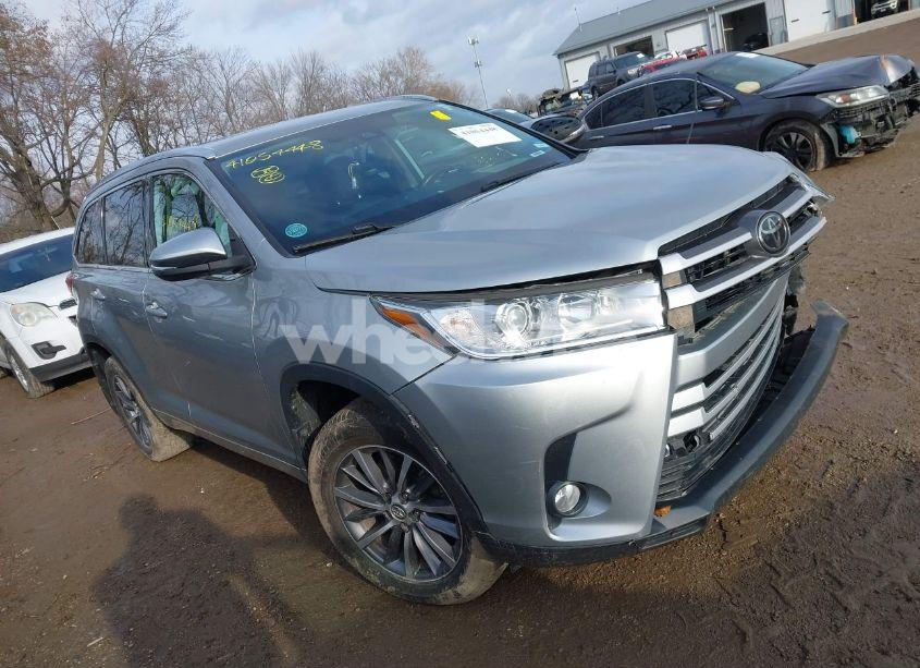 2018 Toyota Highlander XLE (VIN 5TDJZRFH6JS866800) main photo