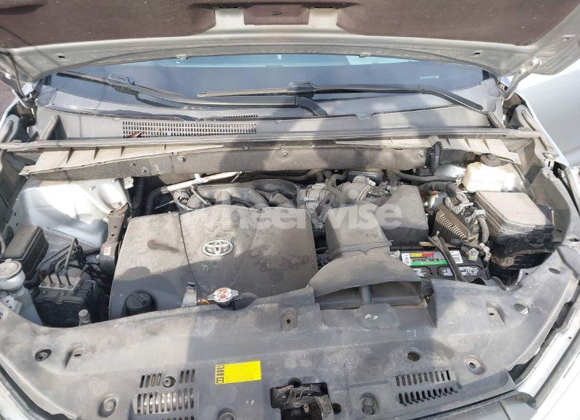 Photo 10 of 2018 Toyota Highlander XLE (VIN 5TDJZRFH6JS866800)