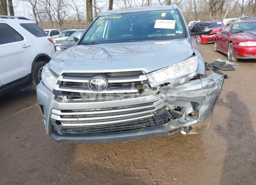 Photo 12 of 2018 Toyota Highlander XLE (VIN 5TDJZRFH6JS866800)