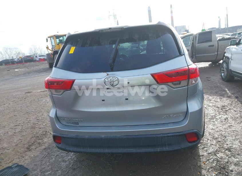 Photo 16 of 2018 Toyota Highlander XLE (VIN 5TDJZRFH6JS866800)