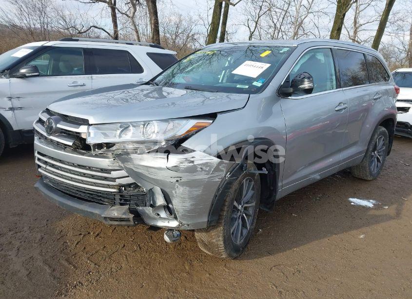 Photo 2 of 2018 Toyota Highlander XLE (VIN 5TDJZRFH6JS866800)