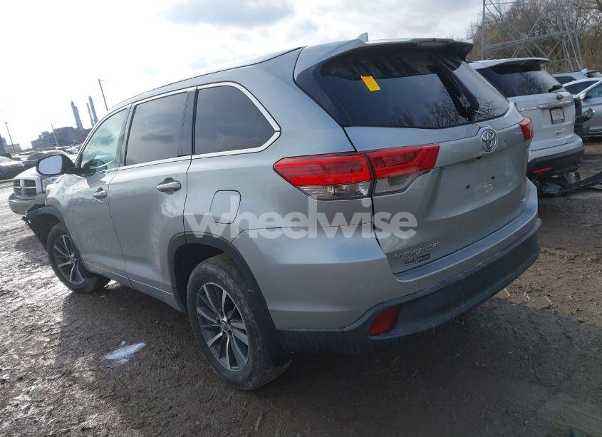 Photo 3 of 2018 Toyota Highlander XLE (VIN 5TDJZRFH6JS866800)