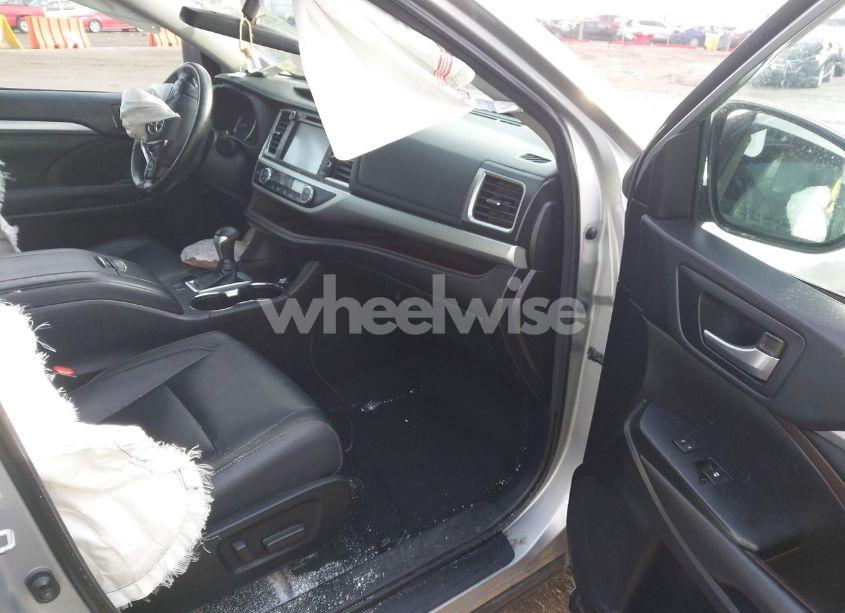 Photo 5 of 2018 Toyota Highlander XLE (VIN 5TDJZRFH6JS866800)