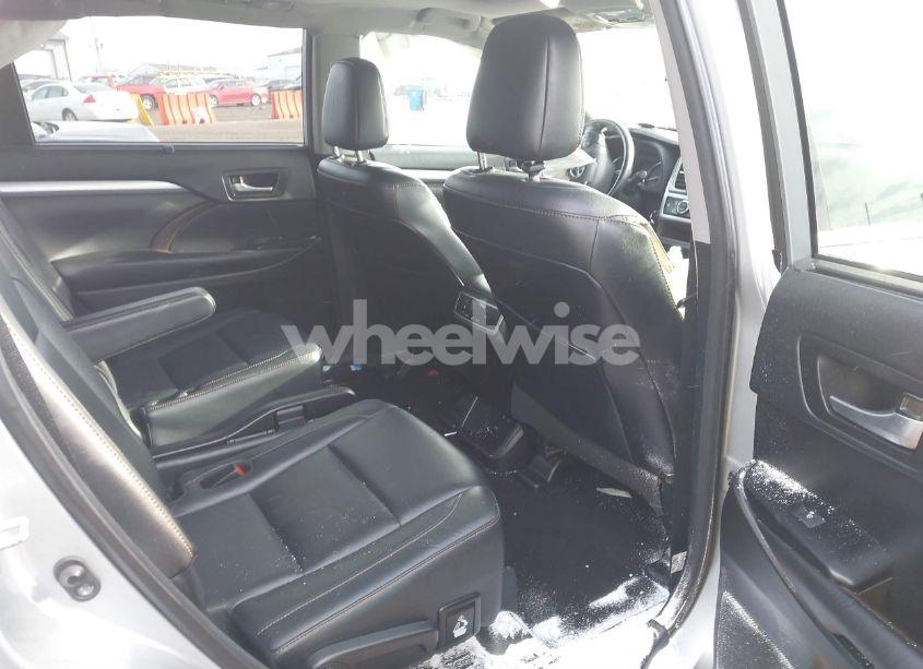 Photo 8 of 2018 Toyota Highlander XLE (VIN 5TDJZRFH6JS866800)