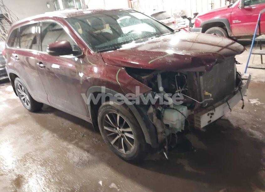 2018 Toyota Highlander XLE (VIN 5TDJZRFH6JS867817) main photo