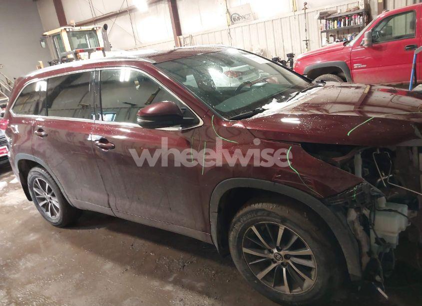 Photo 13 of 2018 Toyota Highlander XLE (VIN 5TDJZRFH6JS867817)