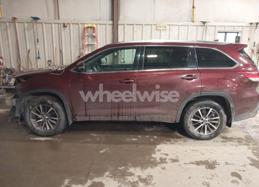 Photo 14 of 2018 Toyota Highlander XLE (VIN 5TDJZRFH6JS867817)