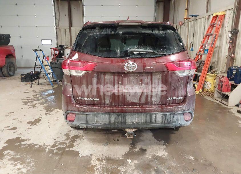 Photo 16 of 2018 Toyota Highlander XLE (VIN 5TDJZRFH6JS867817)