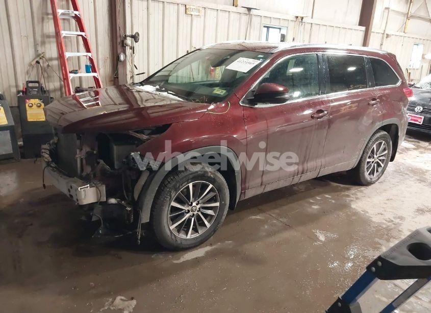 Photo 2 of 2018 Toyota Highlander XLE (VIN 5TDJZRFH6JS867817)