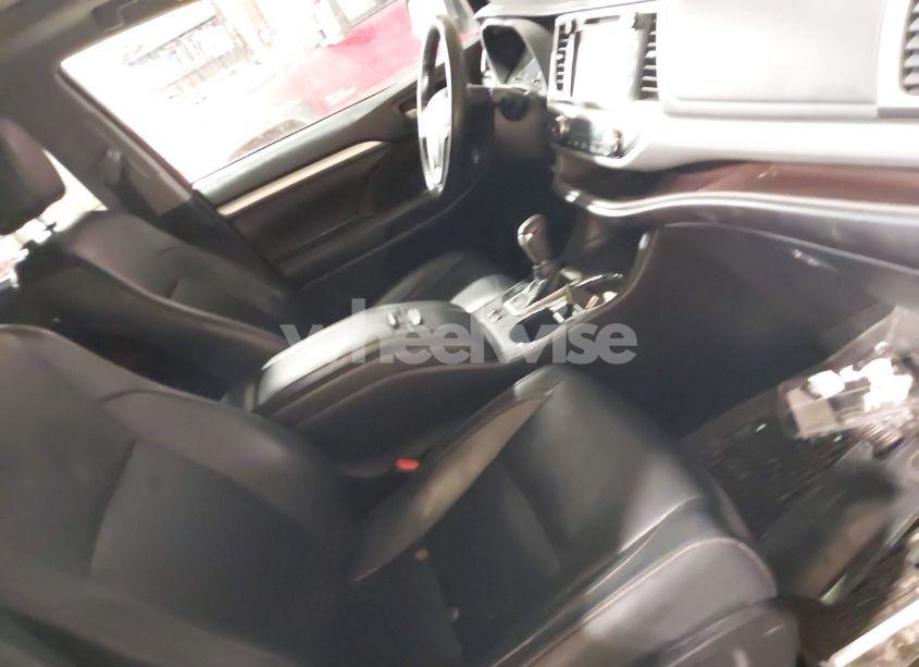 Photo 5 of 2018 Toyota Highlander XLE (VIN 5TDJZRFH6JS867817)