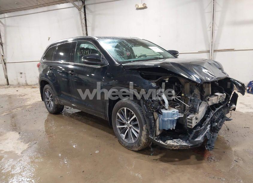 2018 Toyota Highlander XLE (VIN 5TDJZRFH6JS909161) main photo