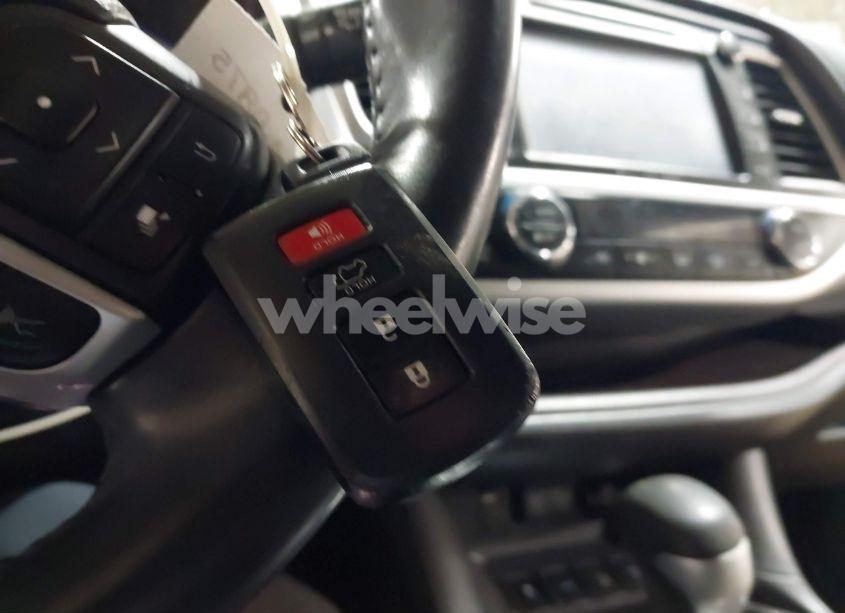 Photo 11 of 2018 Toyota Highlander XLE (VIN 5TDJZRFH6JS909161)