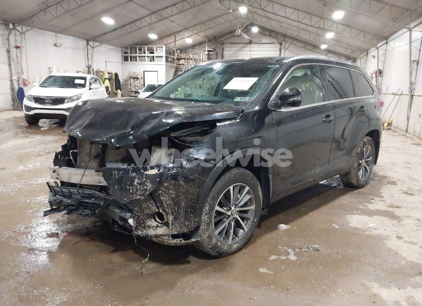 Photo 2 of 2018 Toyota Highlander XLE (VIN 5TDJZRFH6JS909161)