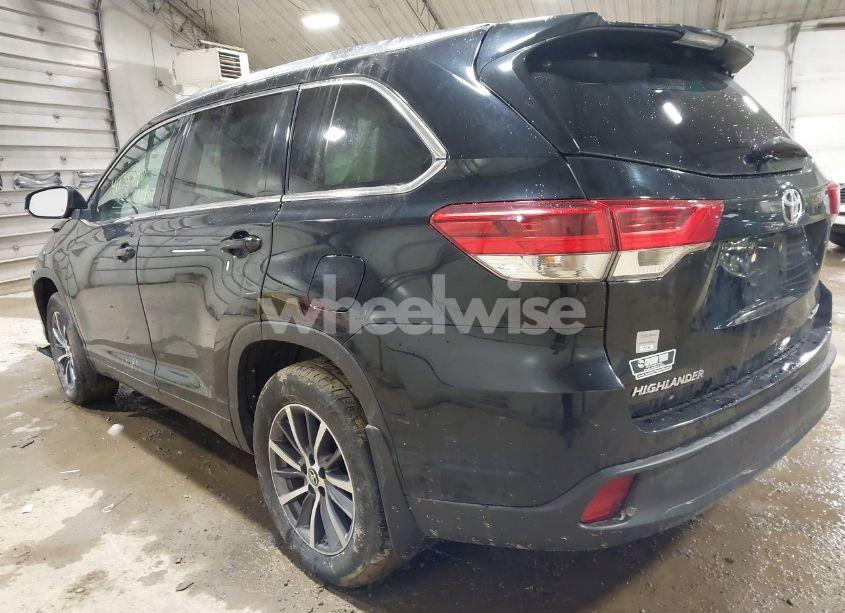 Photo 3 of 2018 Toyota Highlander XLE (VIN 5TDJZRFH6JS909161)