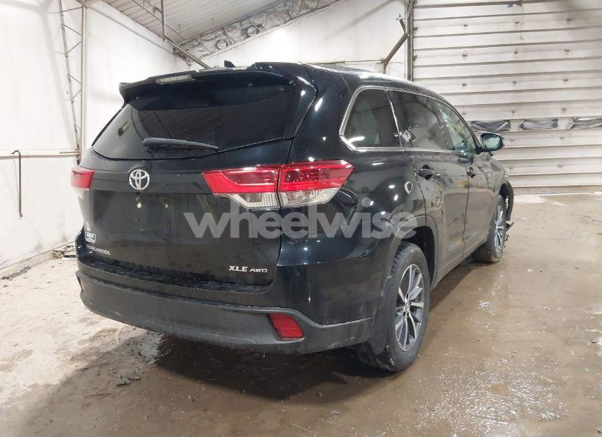 Photo 4 of 2018 Toyota Highlander XLE (VIN 5TDJZRFH6JS909161)