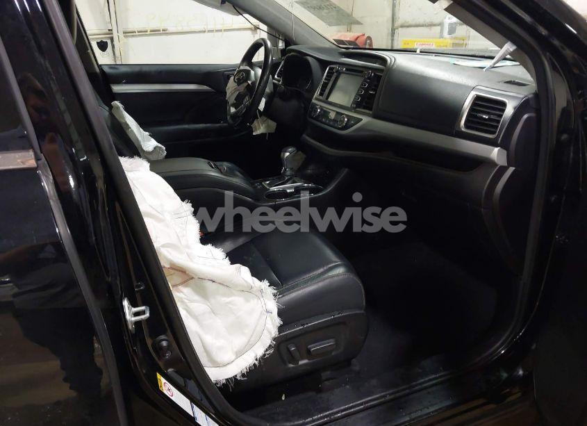 Photo 5 of 2018 Toyota Highlander XLE (VIN 5TDJZRFH6JS909161)