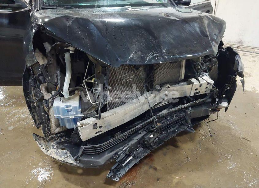 Photo 6 of 2018 Toyota Highlander XLE (VIN 5TDJZRFH6JS909161)