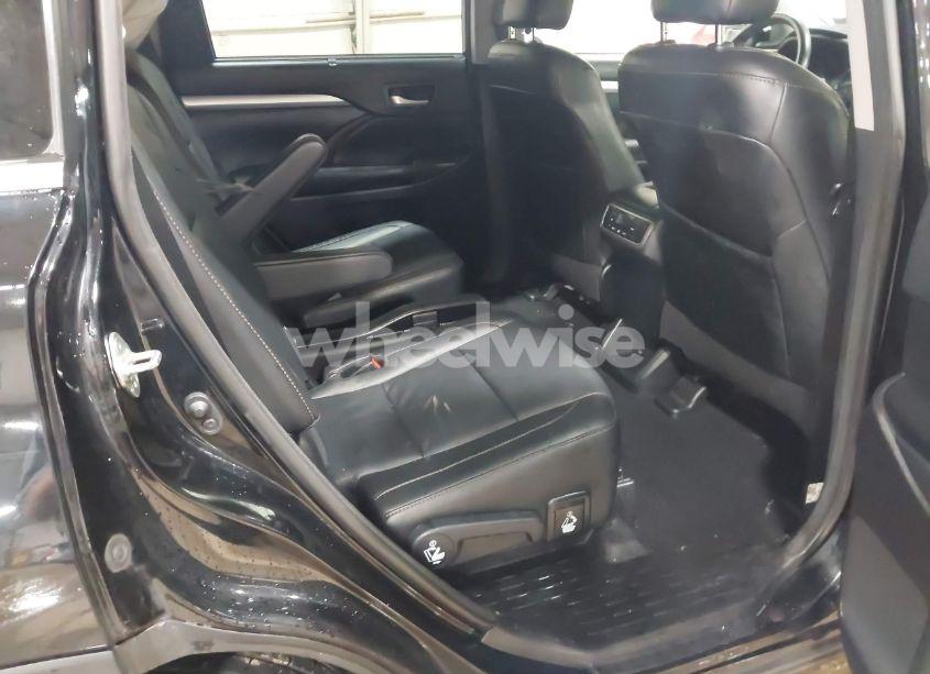Photo 8 of 2018 Toyota Highlander XLE (VIN 5TDJZRFH6JS909161)