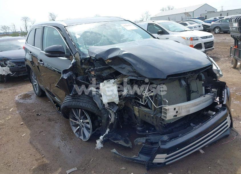2019 Toyota Highlander XLE (VIN 5TDJZRFH6KS716980) main photo