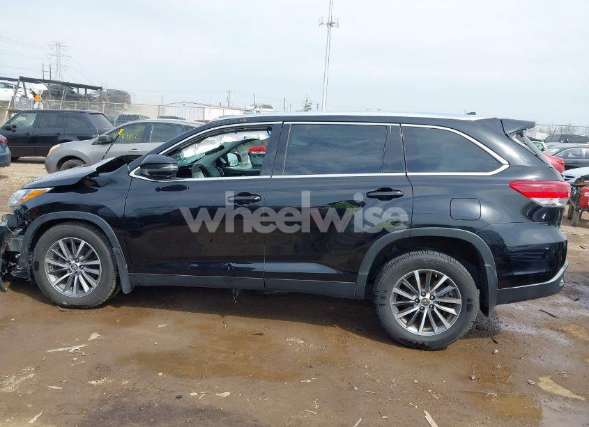 Photo 14 of 2019 Toyota Highlander XLE (VIN 5TDJZRFH6KS716980)