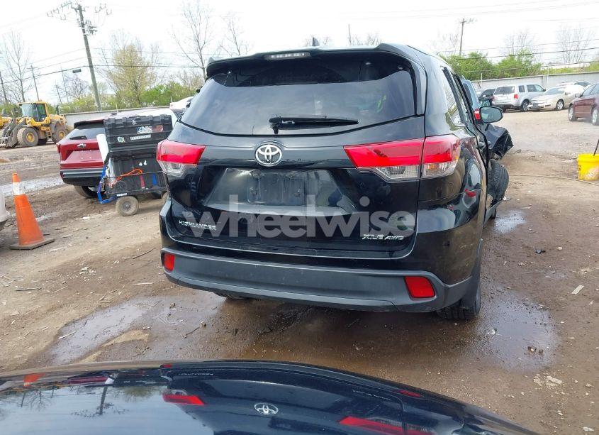 Photo 16 of 2019 Toyota Highlander XLE (VIN 5TDJZRFH6KS716980)