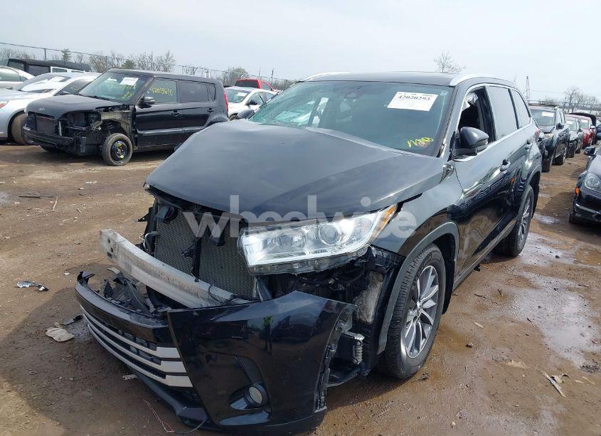 Photo 2 of 2019 Toyota Highlander XLE (VIN 5TDJZRFH6KS716980)
