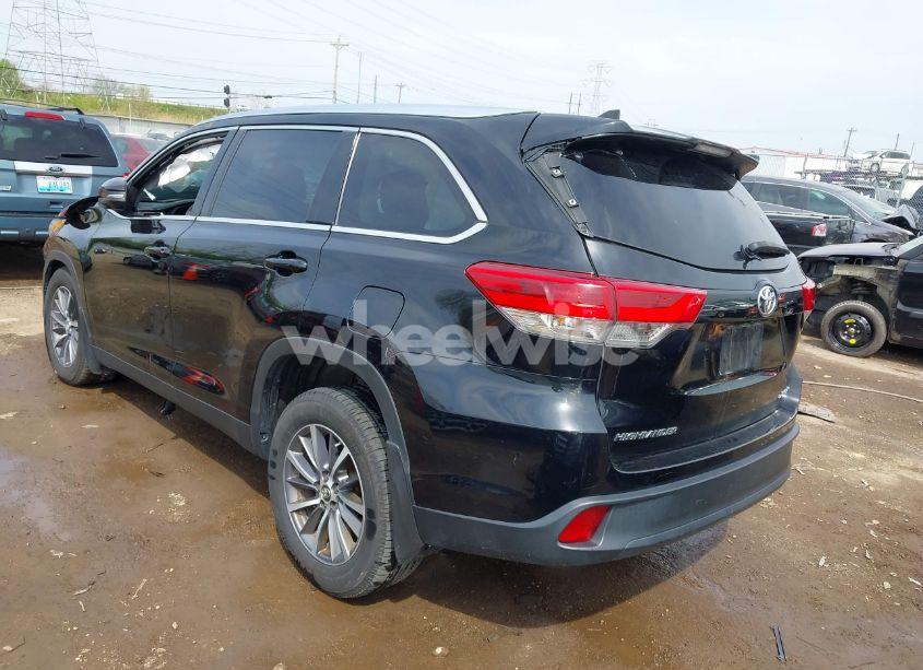 Photo 3 of 2019 Toyota Highlander XLE (VIN 5TDJZRFH6KS716980)