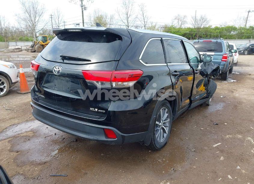 Photo 4 of 2019 Toyota Highlander XLE (VIN 5TDJZRFH6KS716980)