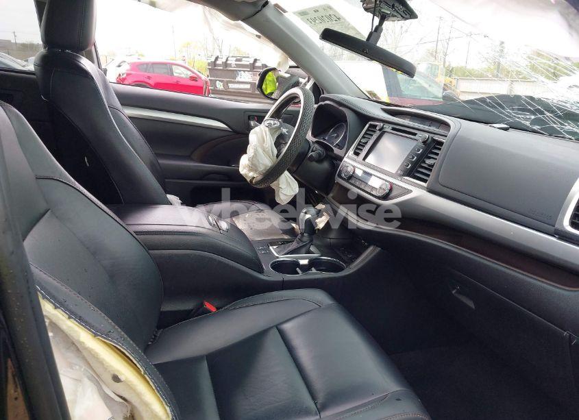 Photo 5 of 2019 Toyota Highlander XLE (VIN 5TDJZRFH6KS716980)