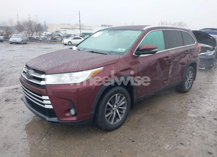 Photo 2 of 2019 Toyota Highlander XLE (VIN 5TDJZRFH6KS937740)