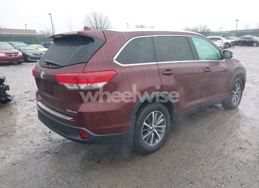 Photo 4 of 2019 Toyota Highlander XLE (VIN 5TDJZRFH6KS937740)