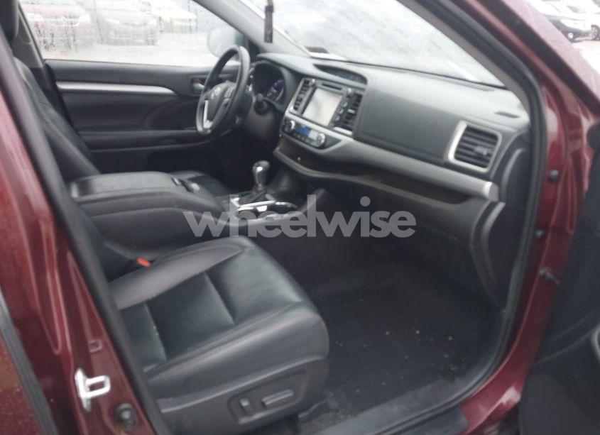 Photo 5 of 2019 Toyota Highlander XLE (VIN 5TDJZRFH6KS937740)