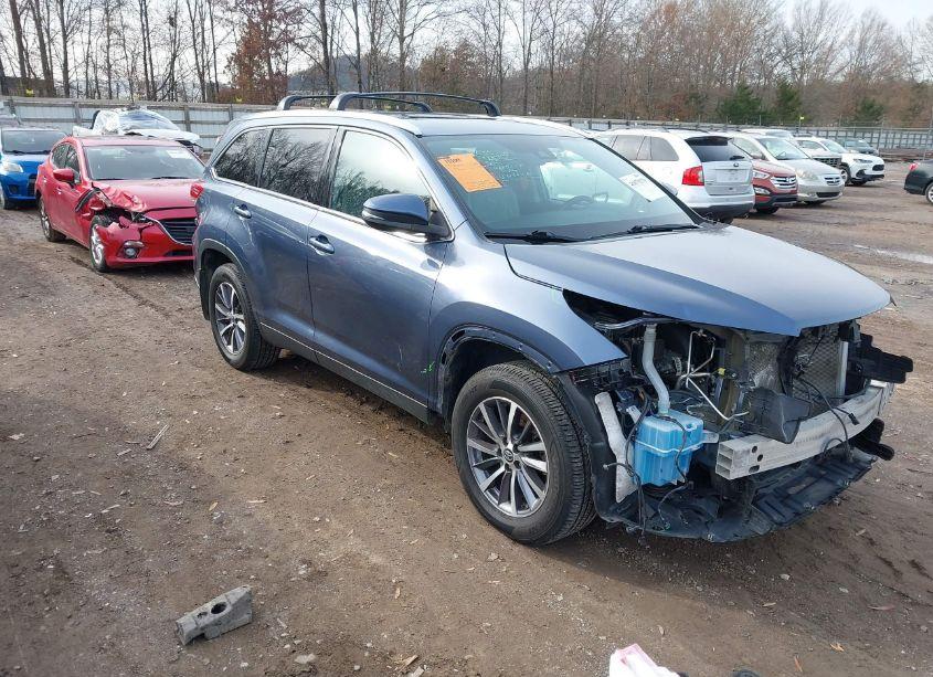 2019 Toyota Highlander XLE (VIN 5TDJZRFH6KS944588) main photo