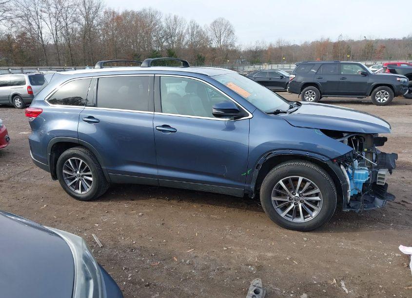 Photo 13 of 2019 Toyota Highlander XLE (VIN 5TDJZRFH6KS944588)