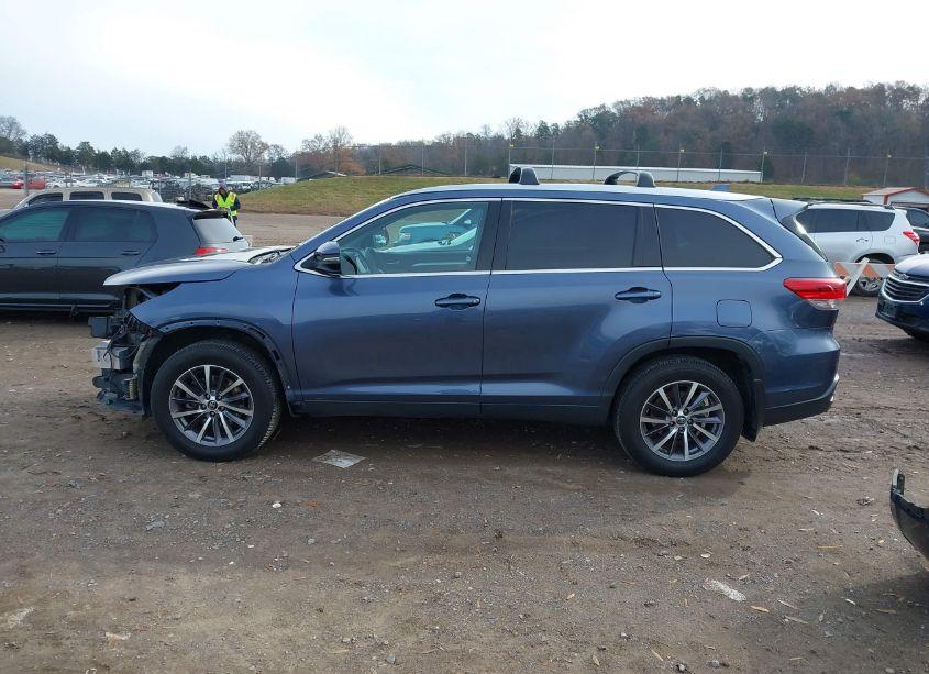 Photo 14 of 2019 Toyota Highlander XLE (VIN 5TDJZRFH6KS944588)
