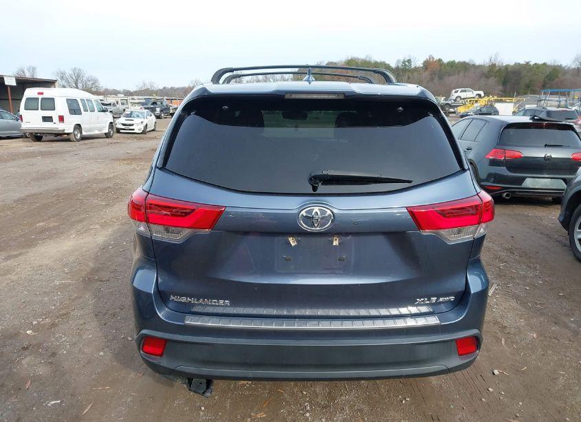 Photo 16 of 2019 Toyota Highlander XLE (VIN 5TDJZRFH6KS944588)