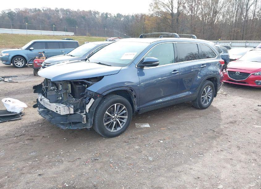 Photo 2 of 2019 Toyota Highlander XLE (VIN 5TDJZRFH6KS944588)