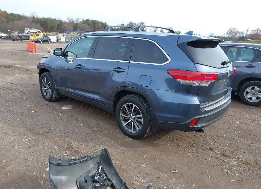 Photo 3 of 2019 Toyota Highlander XLE (VIN 5TDJZRFH6KS944588)