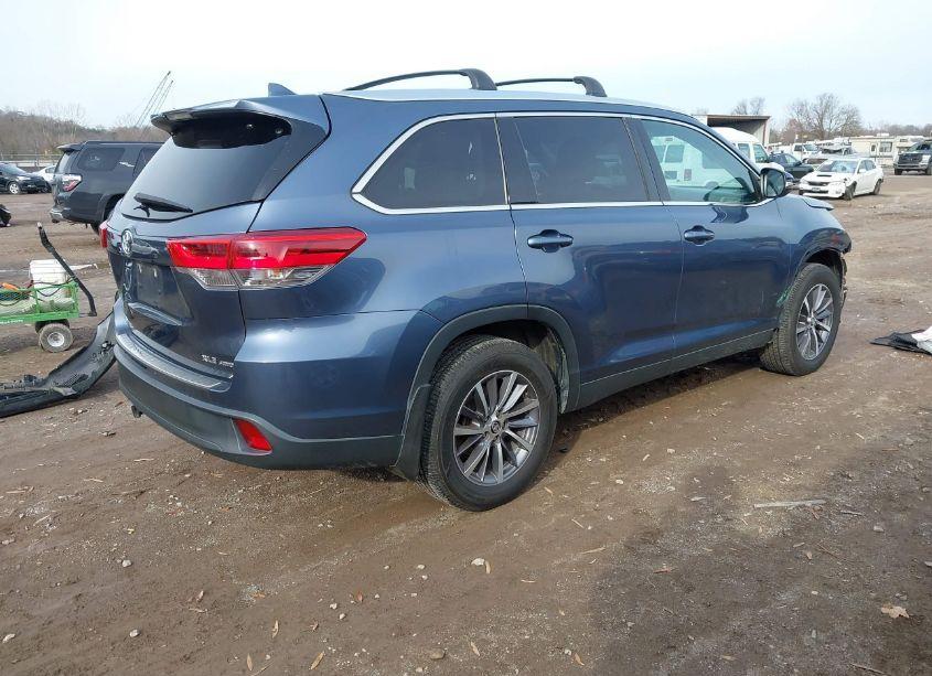 Photo 4 of 2019 Toyota Highlander XLE (VIN 5TDJZRFH6KS944588)