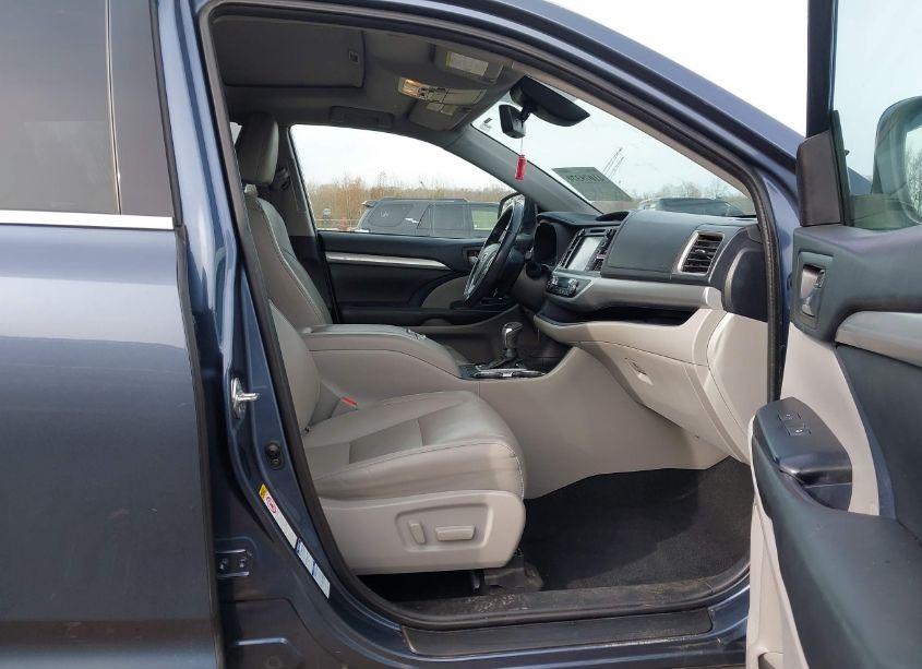 Photo 5 of 2019 Toyota Highlander XLE (VIN 5TDJZRFH6KS944588)