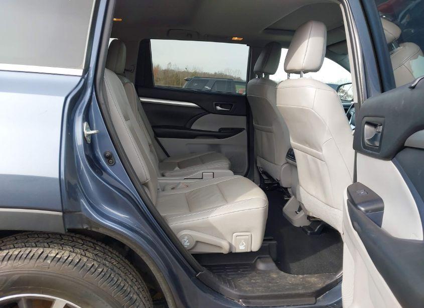 Photo 8 of 2019 Toyota Highlander XLE (VIN 5TDJZRFH6KS944588)