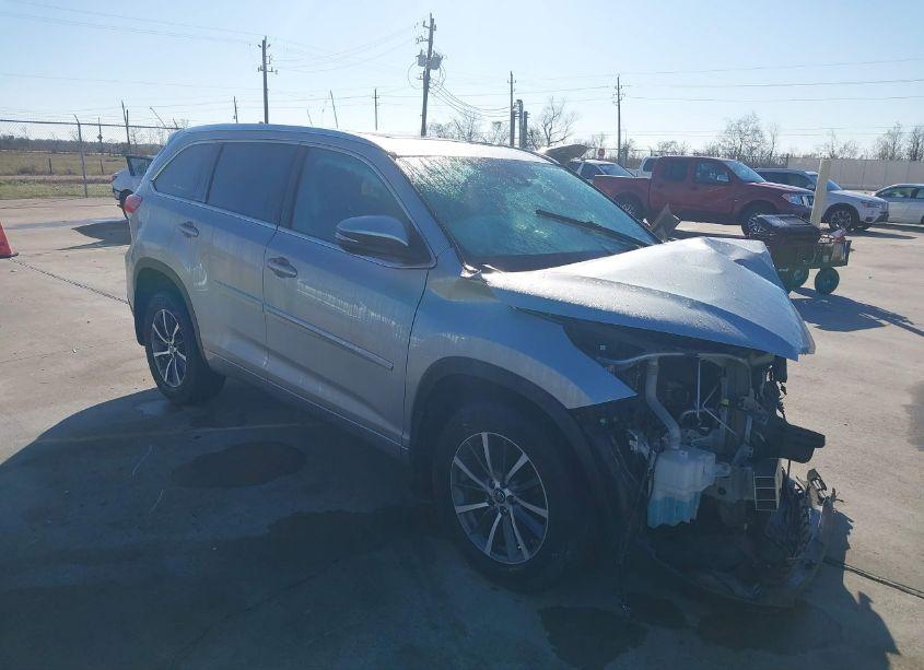 2017 Toyota Highlander XLE (VIN 5TDJZRFH7HS361665) main photo